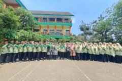 Suasana kebersamaan tim asesor BAN-PDM bersama Kepala Madrasah, pengawas, dan panitia akreditasi saat pelaksanaan visitasi di MI Nurul Huda 1 Malang.