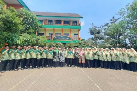 Suasana kebersamaan tim asesor BAN-PDM bersama Kepala Madrasah, pengawas, dan panitia akreditasi saat pelaksanaan visitasi di MI Nurul Huda 1 Malang.
