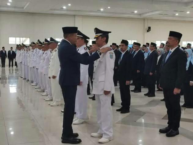 Wali Kota Malang Drs. Ir Wahyu Hidayat MM melantik dan mengambil sumpah 176 pejabat di lingkungan Pemerintah Kota Malang