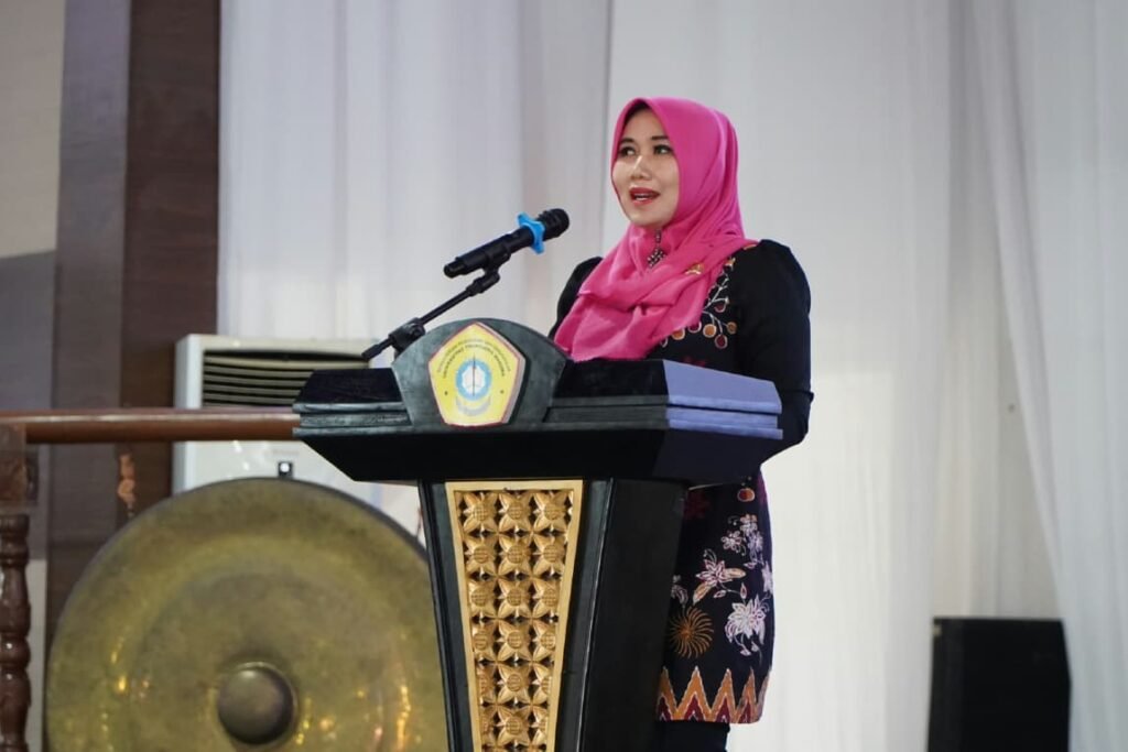 Anggota DPD RI Dr. Lia Istifhama saat menyampaikan materi di atas podium.
