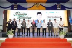 Jajaran pimpinan universitas dan tamu undangan berfoto bersama dalam acara Islamic Talkshow di UTM.