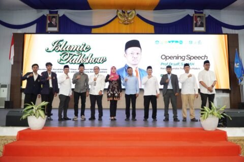 Jajaran pimpinan universitas dan tamu undangan berfoto bersama dalam acara Islamic Talkshow di UTM.