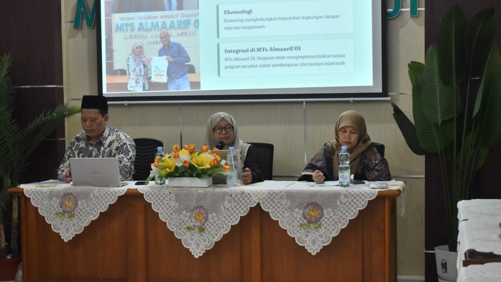Suasana jalannya Focus Group Discussion (FGD) Pengembangan Kurikulum Berbasis Cinta dan Ekoteologi di MTs Almaarif 01 Singosari.