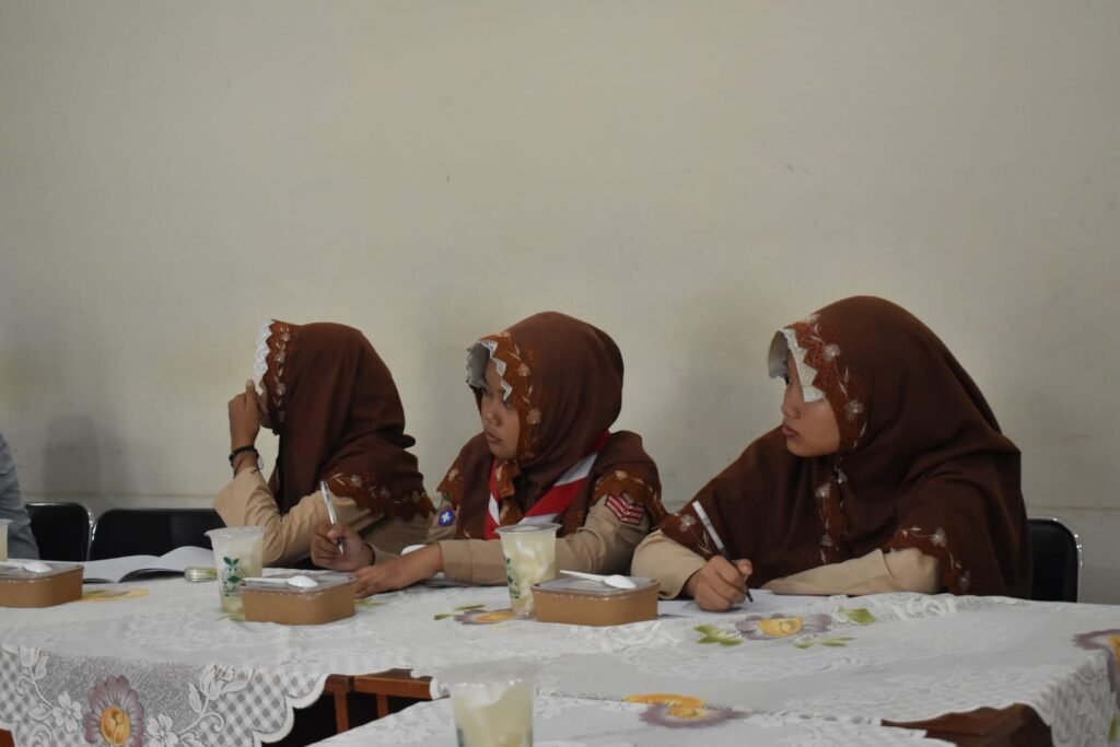 Para murid MTs Almaarif 01 Singosari mengikuti jalannya kegiatan FGD dengan penuh antusias.
