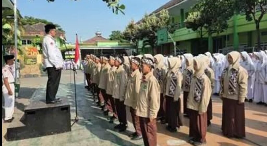 Pembukaan oleh Bapak Yasir S.Ag., M.Pd.I. selaku Kepala madrasah sekaligus pendamping Tim Pengembangan OSIM.