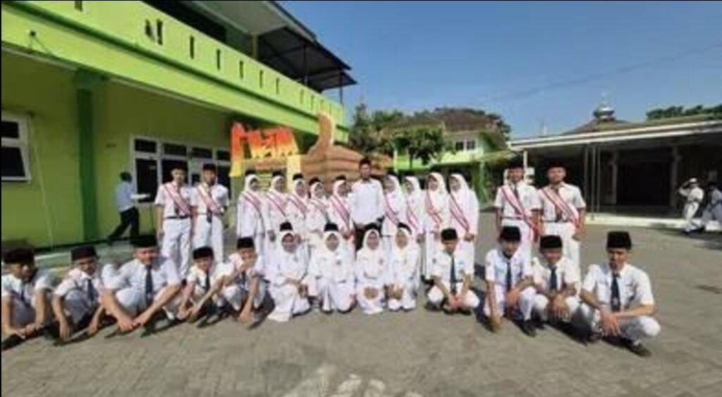Petugas Upacara bendera berfoto usai melakukan tugasnya.