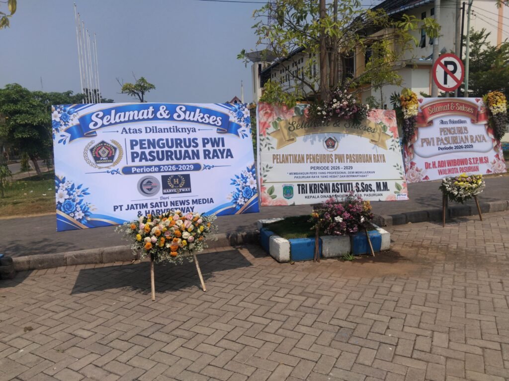 Karangan bunga PT JatimSatuNews Media dan Harvestway diantara banyak karangan bunga ucapan selamat atas pelantikan pengurus PWI Pasuruan Raya