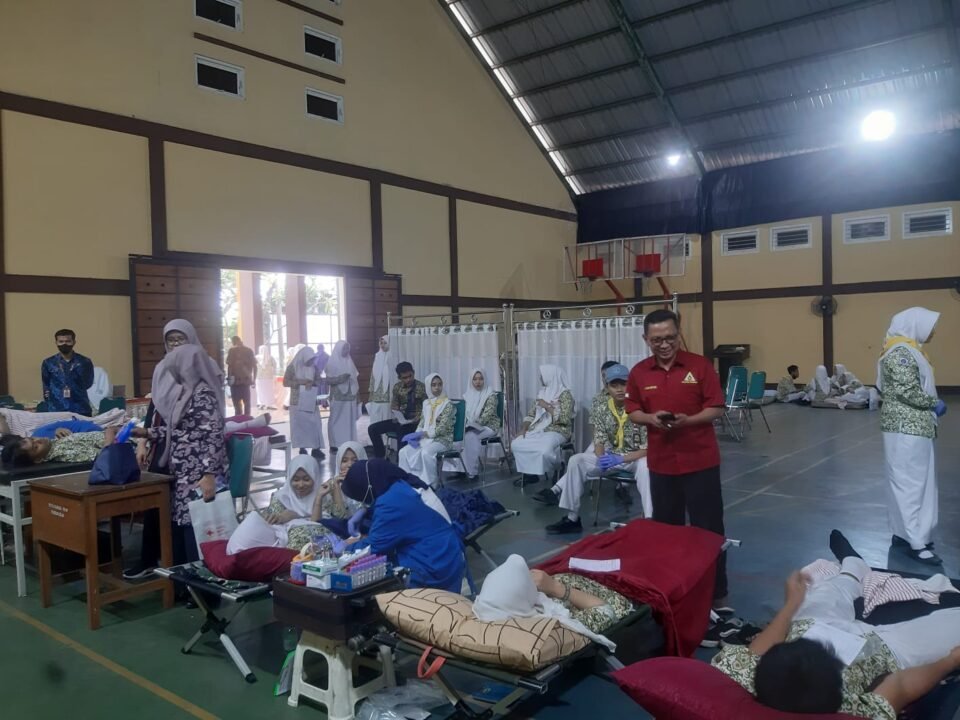 SMA Negeri 1 Purwosari kembali menggelar kegiatan sosial donor darah pada Kamis, 29 Oktober 2026. Kegiatan yang rutin dilaksanakan setiap tiga bulan sekali ini menjadi bentuk kontribusi nyata dalam membantu ketersediaan stok darah di Kabupaten Pasuruan.