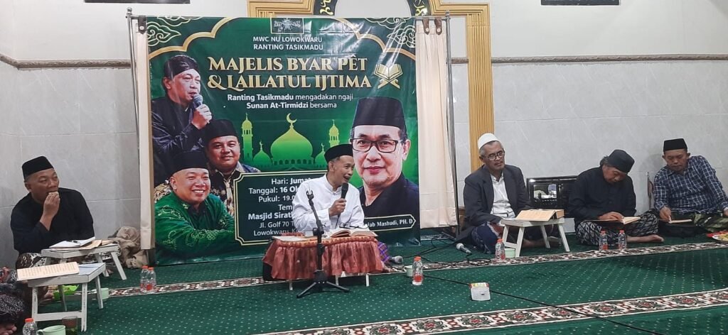 Prof. KH. Mujab Mashudi, Ph.D saat menyampaikan pengajian Kitab Sunan At-Tirmidzi dalam kegiatan Majelis Byar Pêt & Lailatul Ijtima PRNU Tasikmadu di Masjid Sirathal Mustaqim."
