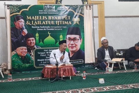 Prof. KH. Mujab Mashudi, Ph.D saat menyampaikan pengajian Kitab Sunan At-Tirmidzi dalam kegiatan Majelis Byar Pêt & Lailatul Ijtima PRNU Tasikmadu di Masjid Sirathal Mustaqim."