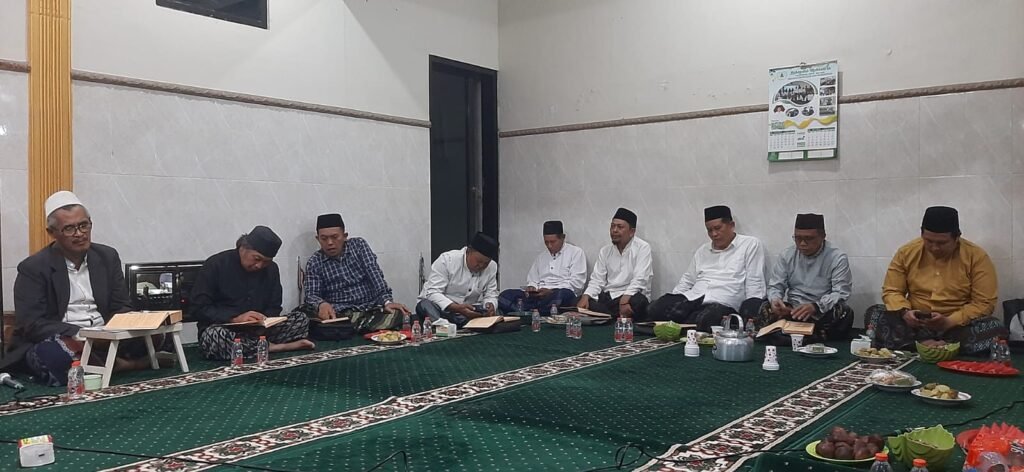 Suasana khidmat para pengurus dan jemaah yang mengikuti majelis ngaji kitab kuning dengan penuh antusias.