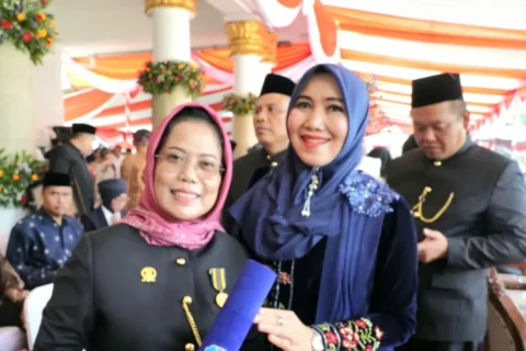 Anggota DPD RI Dr. Lia Istifhama saat memberikan apresiasi kepada Dr. Sri Untari Bisowarno, M.AP., usai menerima Lencana Emas Jer Basuki Mawa Beya dari Gubernur Jatim.