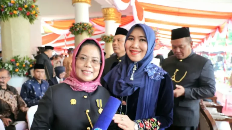 Anggota DPD RI Dr. Lia Istifhama saat memberikan apresiasi kepada Dr. Sri Untari Bisowarno, M.AP., usai menerima Lencana Emas Jer Basuki Mawa Beya dari Gubernur Jatim.
