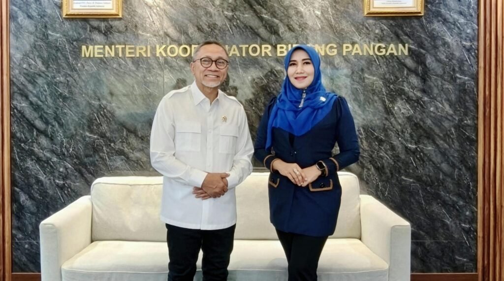Senator Lia Istifhama berdiskusi dengan Menko Pangan Zulkifli Hasan di ruang kerjanya.