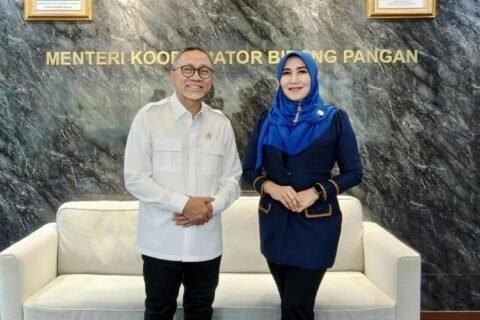 Senator Lia Istifhama berdiskusi dengan Menko Pangan Zulkifli Hasan di ruang kerjanya.