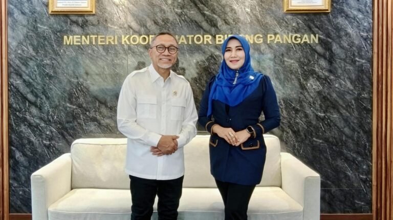 Senator Lia Istifhama berdiskusi dengan Menko Pangan Zulkifli Hasan di ruang kerjanya.
