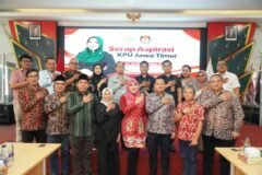 Sesi foto bersama Anggota DPD RI Lia Istifhama dengan jajaran pimpinan dan staf KPU Jatim dalam agenda serap aspirasi.
