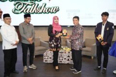 Penyerahan cinderamata kepada Anggota DPD RI Dr. Lia Istifhama dalam acara simposium di UTM.
