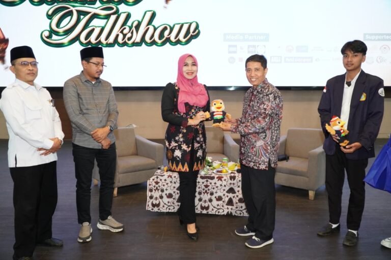 Penyerahan cinderamata kepada Anggota DPD RI Dr. Lia Istifhama dalam acara simposium di UTM.