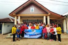 Jemaat Oikumene Lidia Kopmen SBW Malang berfoto bersama di halaman GKJW Tambakrejo seusai menggelar Ibadah Padang.