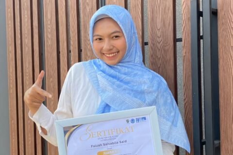 Faizah Salsabila Said memegang sertifikat juara