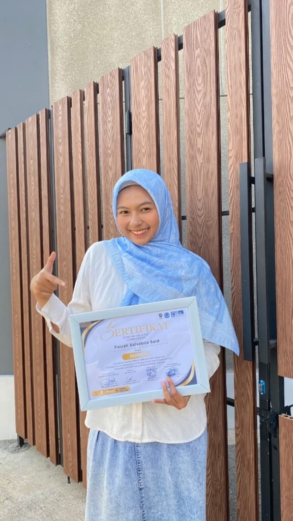 Faizah Salsabila Said memegang sertifikat juara