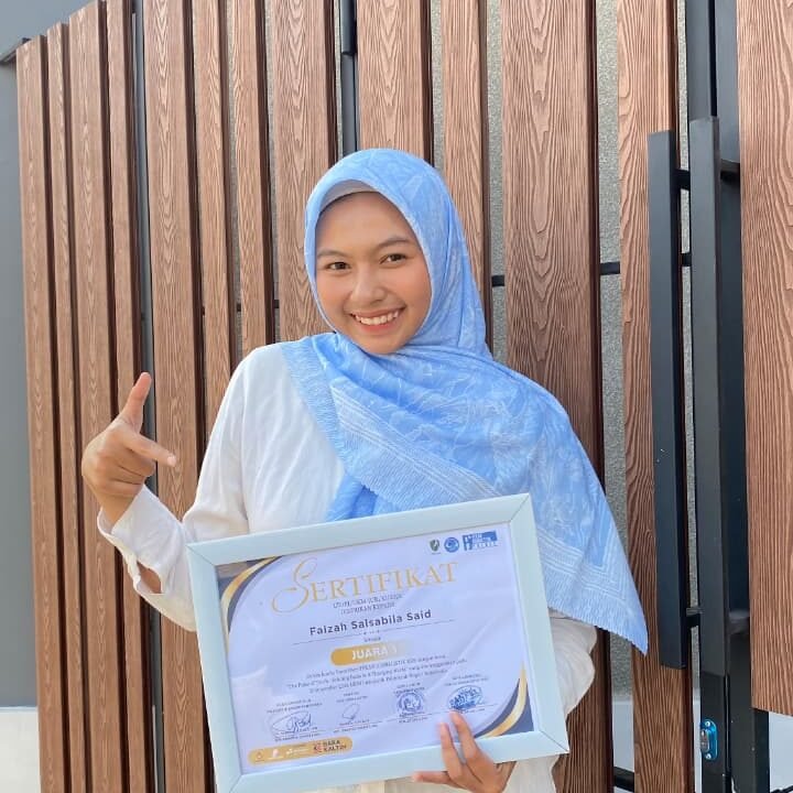 Faizah Salsabila Said memegang sertifikat juara