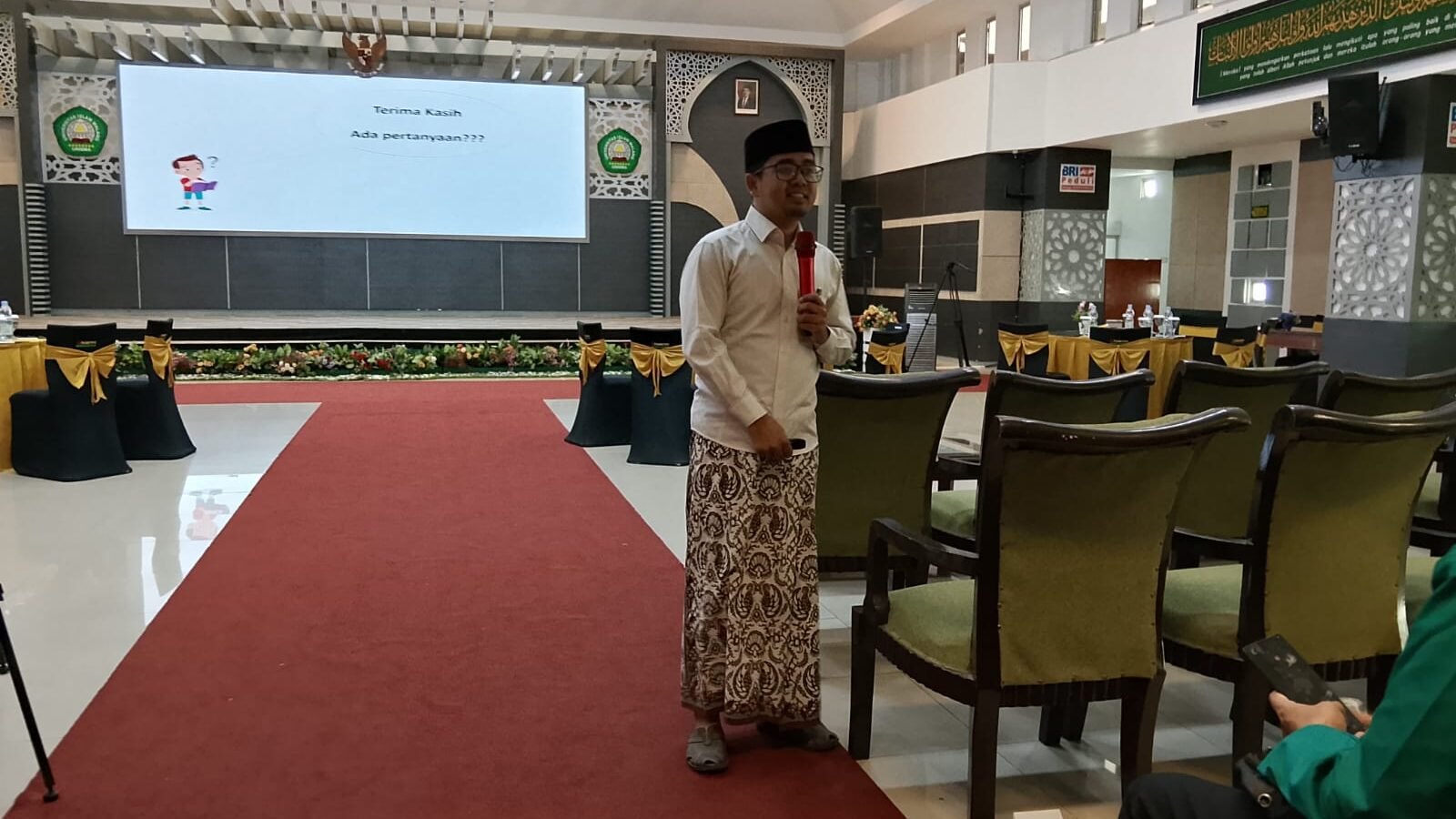 Dr. Faruq Ubaidillah memberikan materi pembuka sebelum seremoni pembukaan OSHIKA Maba Pascasarjana Unisma