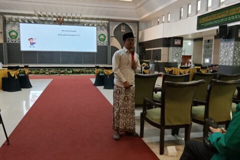 Dr. Faruq Ubaidillah memberikan materi pembuka sebelum seremoni pembukaan OSHIKA Maba Pascasarjana Unisma