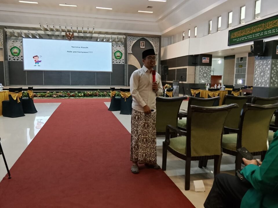 Dr. Faruq Ubaidillah memberikan materi pembuka sebelum seremoni pembukaan OSHIKA Maba Pascasarjana Unisma