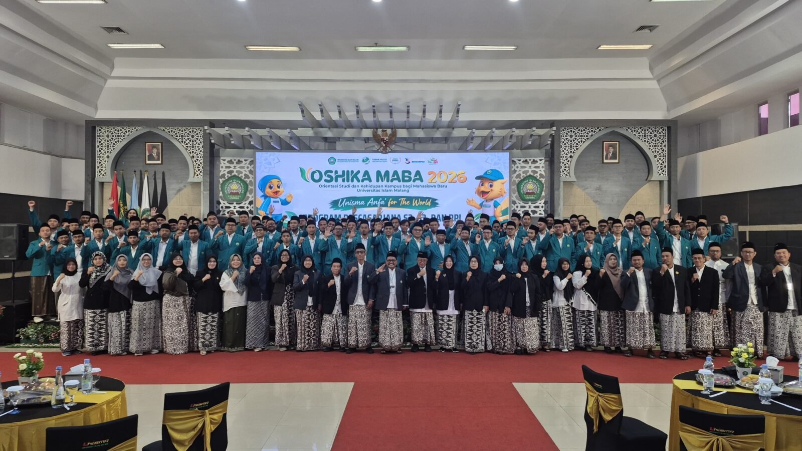 Foto bersama mahasiswa baru dengan para pimpinan UNISMA