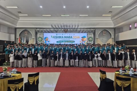 Foto bersama mahasiswa baru dengan para pimpinan UNISMA