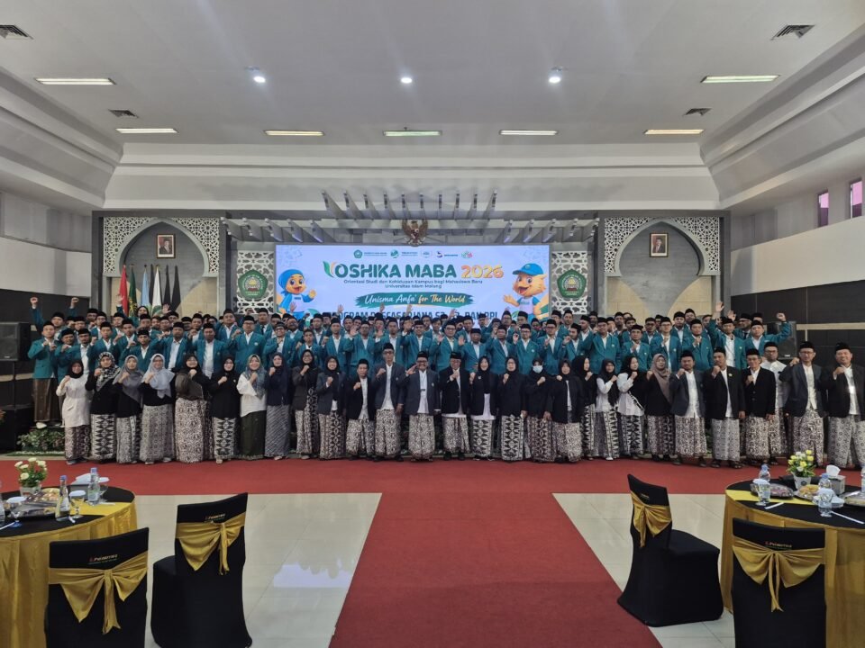 Foto bersama mahasiswa baru dengan para pimpinan UNISMA