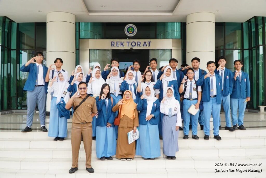 Siswa-siswi SMAN 1 Kota Malang bersama Guru BK berpose bersama di depan Gedung Rektorat Universitas Negeri Malang.