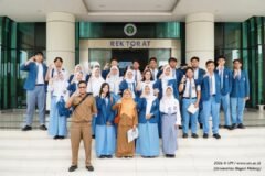 Siswa-siswi SMAN 1 Kota Malang bersama Guru BK berpose bersama di depan Gedung Rektorat Universitas Negeri Malang.
