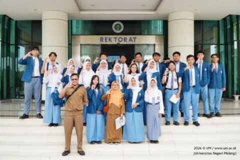 Siswa-siswi SMAN 1 Kota Malang bersama Guru BK berpose bersama di depan Gedung Rektorat Universitas Negeri Malang.