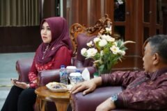 Senator Jatim Ning Lia saat berdiskusi interaktif dalam kunjungan reses di Pengadilan Tinggi Surabaya.