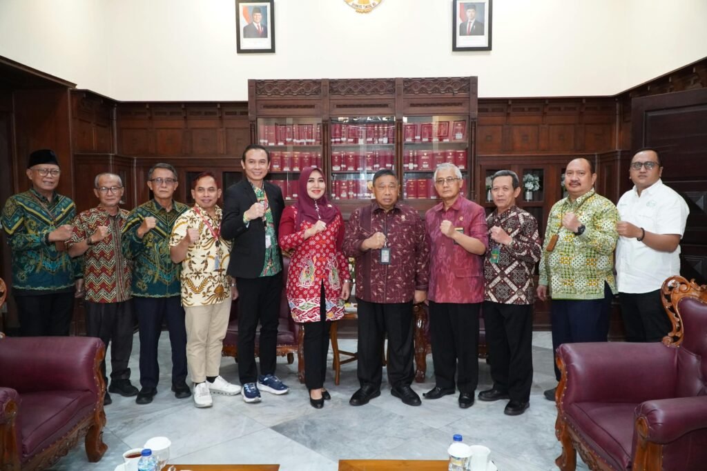 Sesi foto bersama antara jajaran Komite I DPD RI dan pimpinan Pengadilan Tinggi Surabaya.
