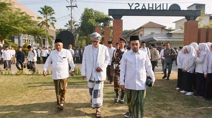 Jajaran pengurus PBNU dan tokoh ulama saat tiba di area Pesantren Tebuireng, Jombang