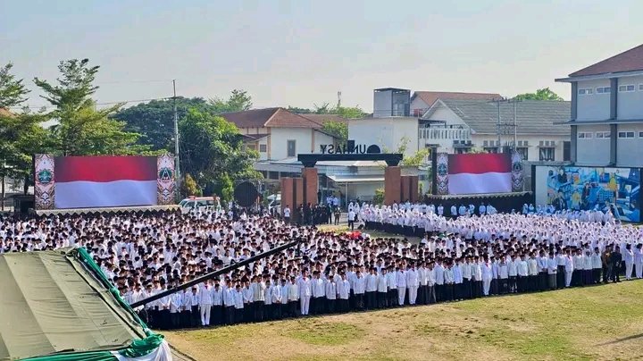 Ribuan santri memadati lapangan Pesantren Tebuireng mengikuti Apel HSN 2026