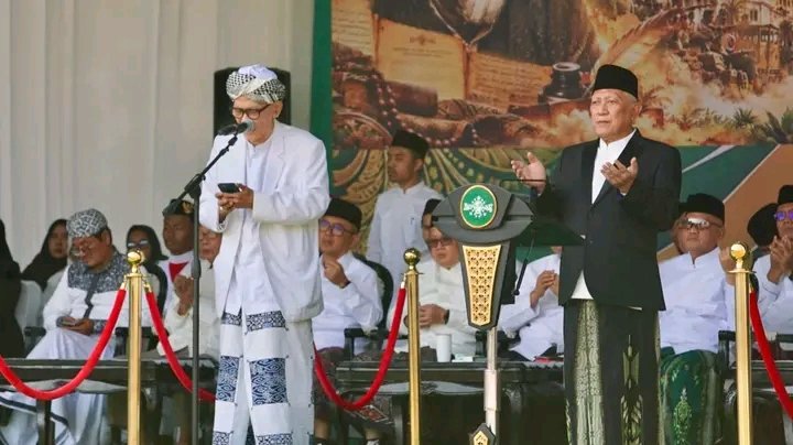 Rais Aam PBNU KH Miftachul Akhyar memimpin doa bersama dalam Apel Hari Santri Nasional 2026