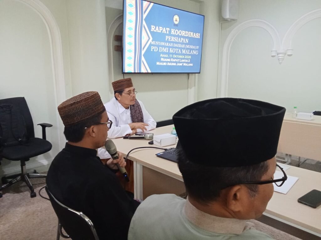 Pimpinan rapat saat memaparkan agenda teknis dan kesiapan kepanitiaan Musyawarah Daerah (Musda) IV PD DMI Kota Malang."