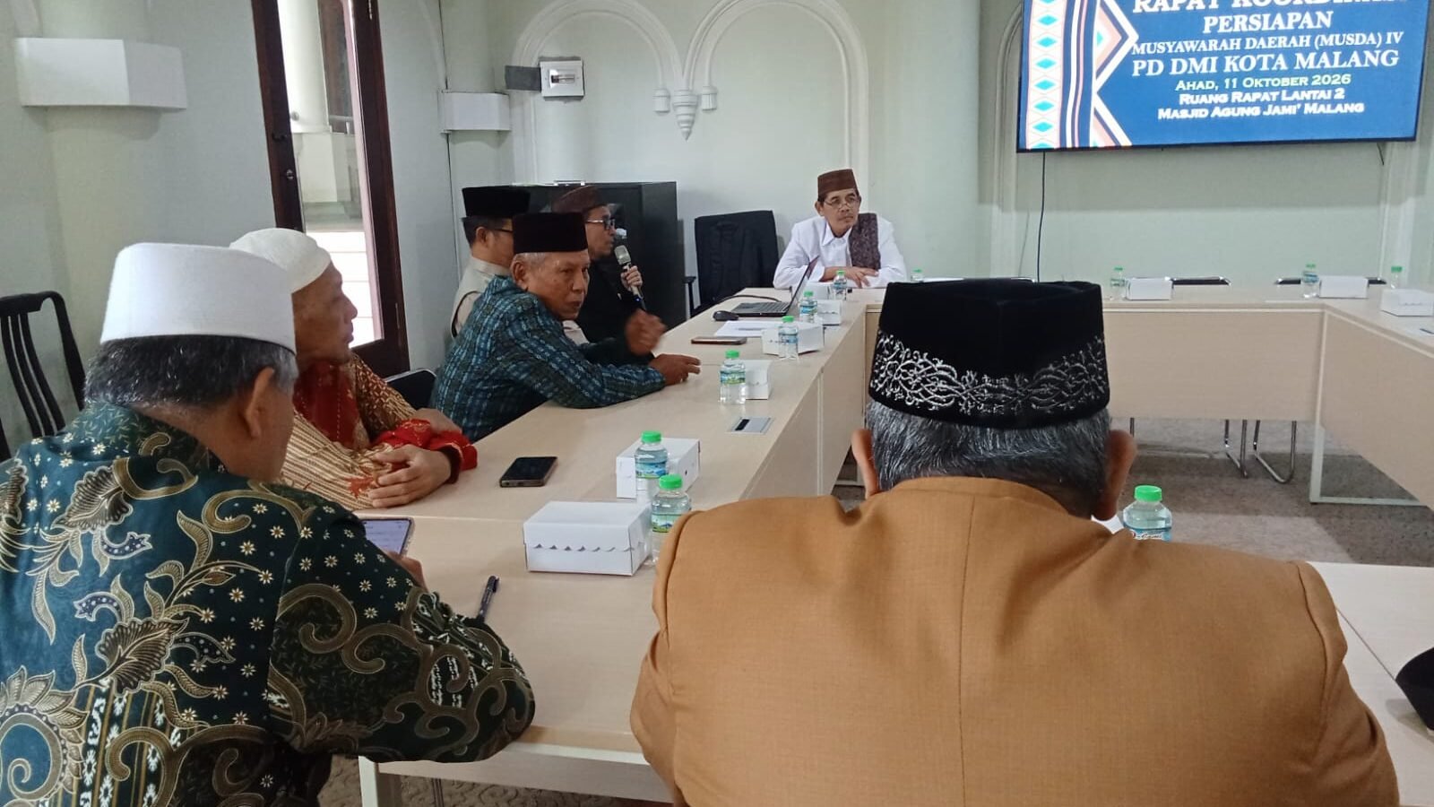 Para pengurus dan panitia menyimak paparan materi rapat koordinasi persiapan Musda IV PD DMI Kota Malang yang dijadwalkan berlangsung di Universitas Islam Malang (Unisma).