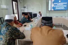 Para pengurus dan panitia menyimak paparan materi rapat koordinasi persiapan Musda IV PD DMI Kota Malang yang dijadwalkan berlangsung di Universitas Islam Malang (Unisma).