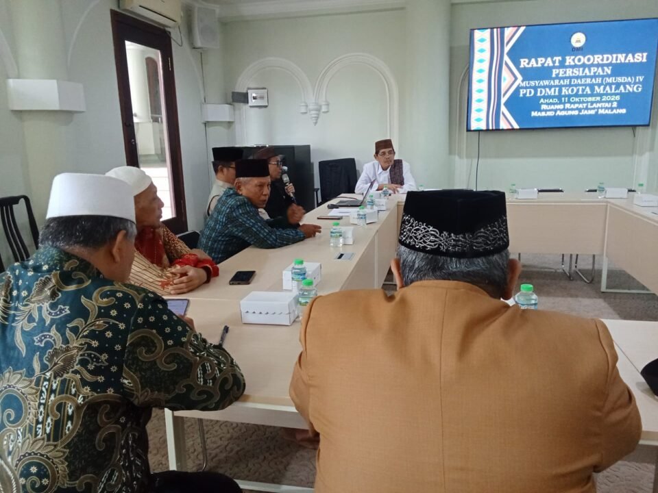 Para pengurus dan panitia menyimak paparan materi rapat koordinasi persiapan Musda IV PD DMI Kota Malang yang dijadwalkan berlangsung di Universitas Islam Malang (Unisma).