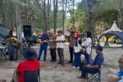 Jajaran DPP PDI Perjuangan bersama kader dan komunitas pesisir saat meninjau langsung kawasan pesisir Malang Selatan.