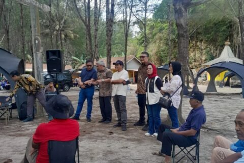 Jajaran DPP PDI Perjuangan bersama kader dan komunitas pesisir saat meninjau langsung kawasan pesisir Malang Selatan.