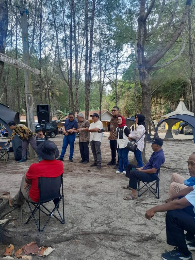 Jajaran DPP PDI Perjuangan bersama kader dan komunitas pesisir saat meninjau langsung kawasan pesisir Malang Selatan.