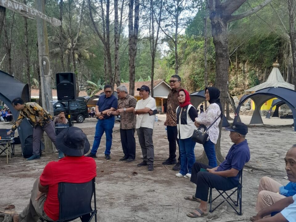 Jajaran DPP PDI Perjuangan bersama kader dan komunitas pesisir saat meninjau langsung kawasan pesisir Malang Selatan.