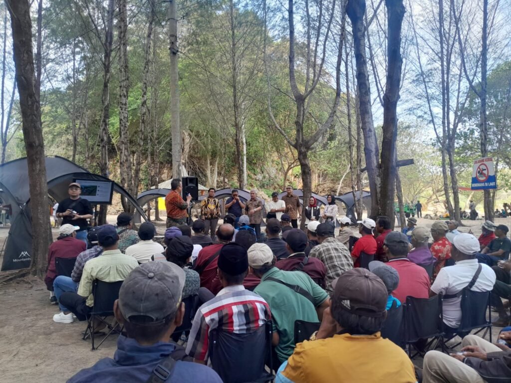 Suasana interaktif dialog dan pemaparan program ketahanan pesisir bersama nelayan serta pegiat lingkungan di kawasan pesisir Malang Selatan.